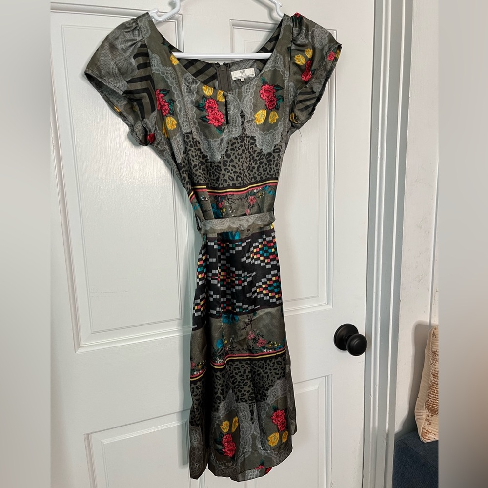 Pretty printed dress - gray with floral - size small